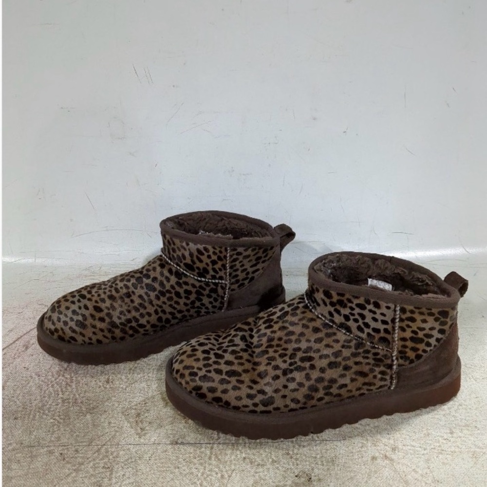UGG women Leopard Print Cozy Ankle Boots - Brown